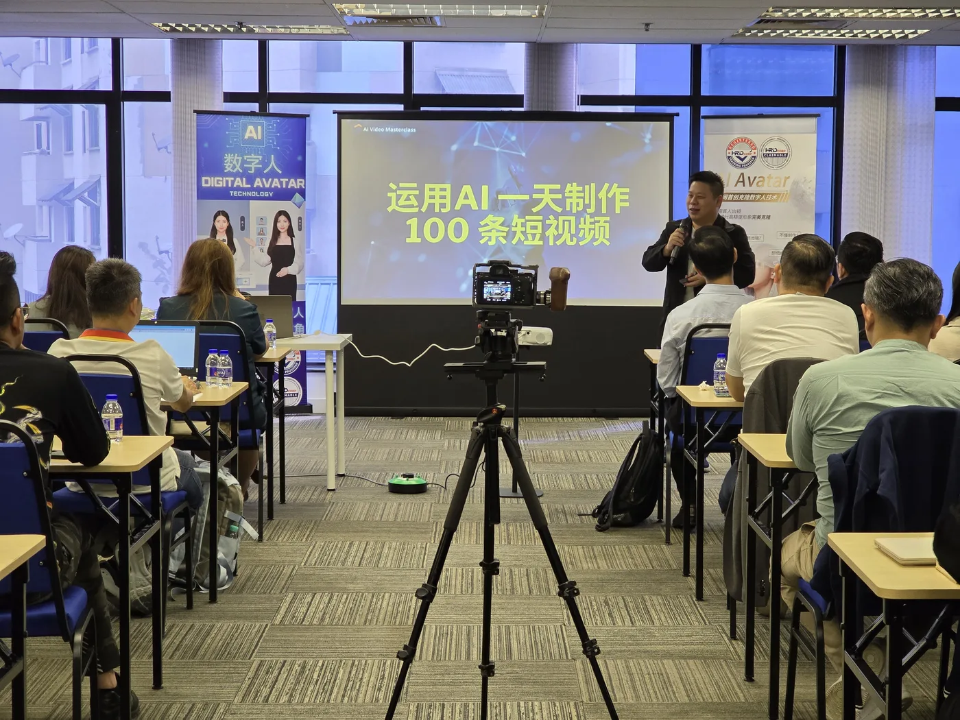 投影屏幕显示「运用 AI 一天制作 100 条短视频」课程主题