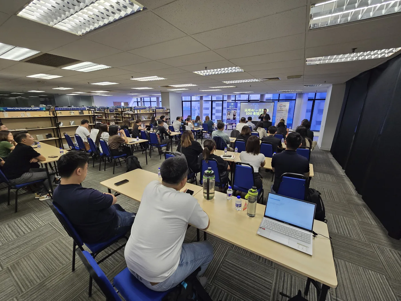 学员在课室后排用笔记本电脑跟着操作