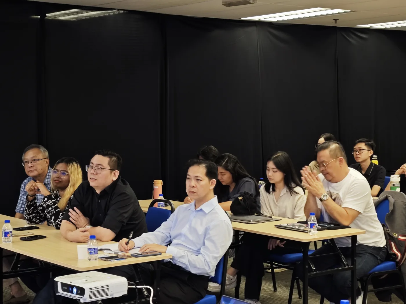 一位学员在课上用笔记本电脑做笔记