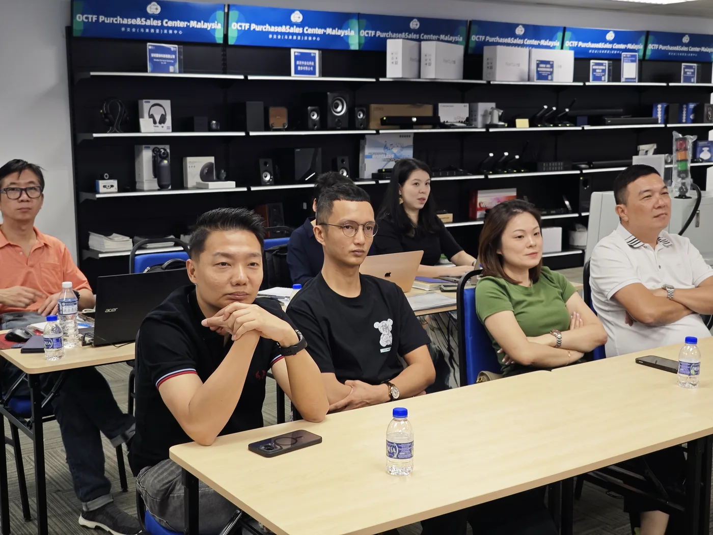 前排学员专注听讲