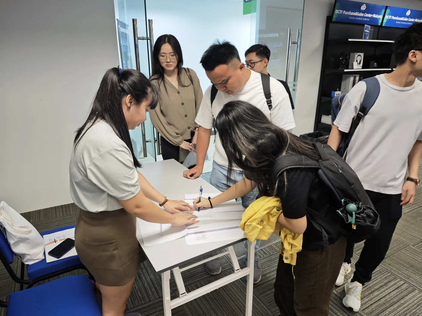 学员在 AIGC 数字人大师班开课前于报到处签到