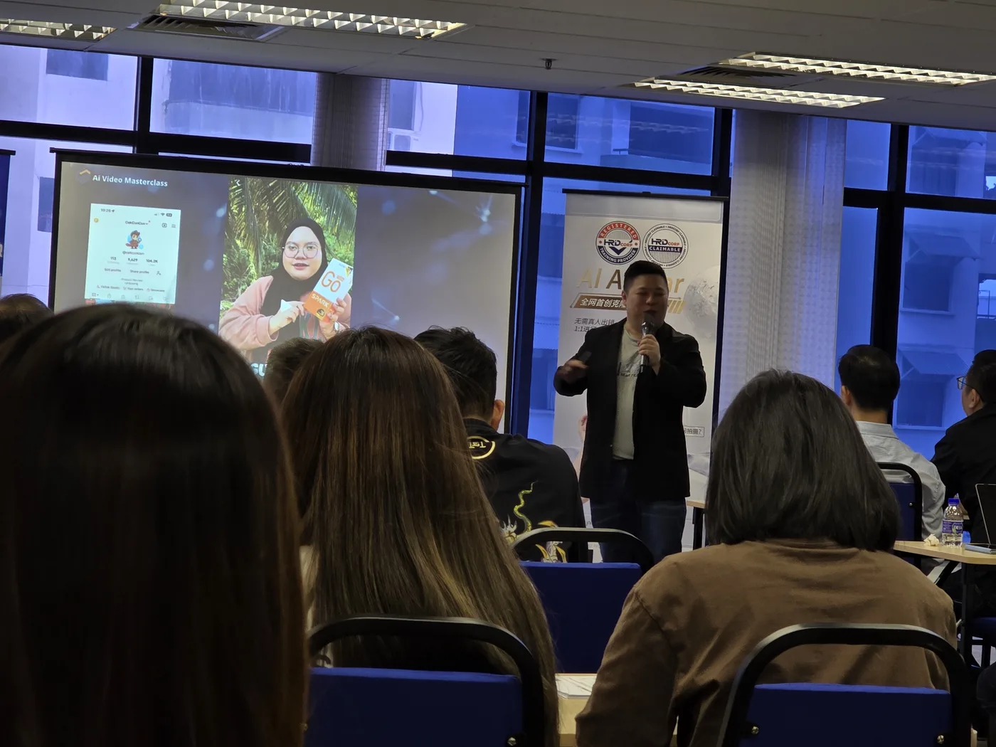 Max Ng 手持麦克风在 AI 数字人大师班上讲课