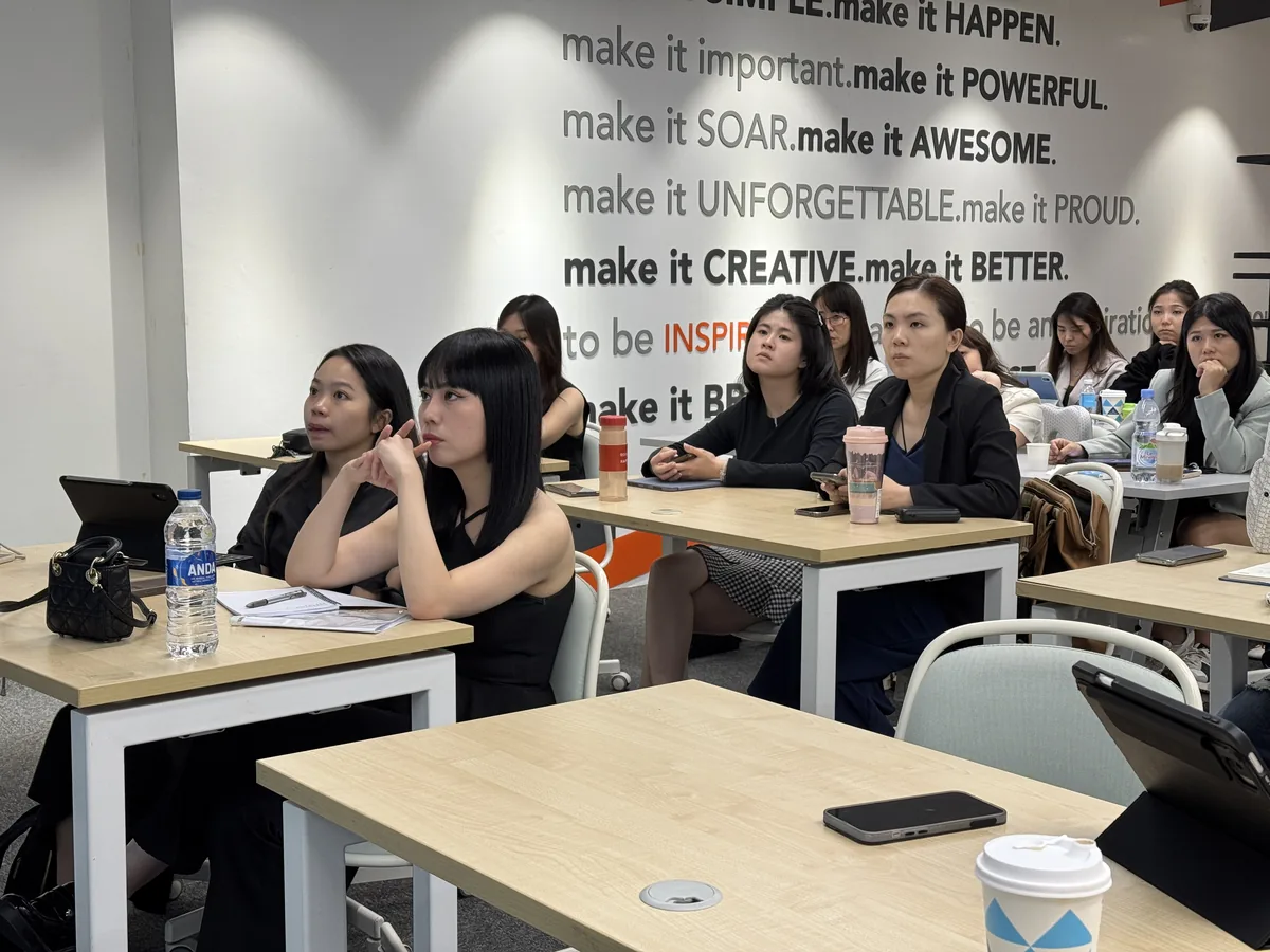 Amway participants listening during the TikTok content strategy session