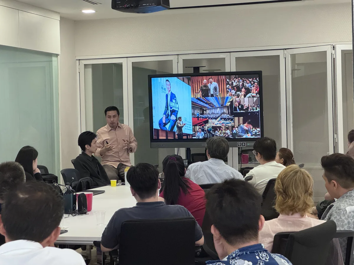 Chan Fong presenting the 180 Brand Rules with his brand seminar cases on screen