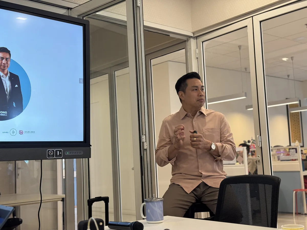 Chan Fong sharing his brand positioning methodology with the class