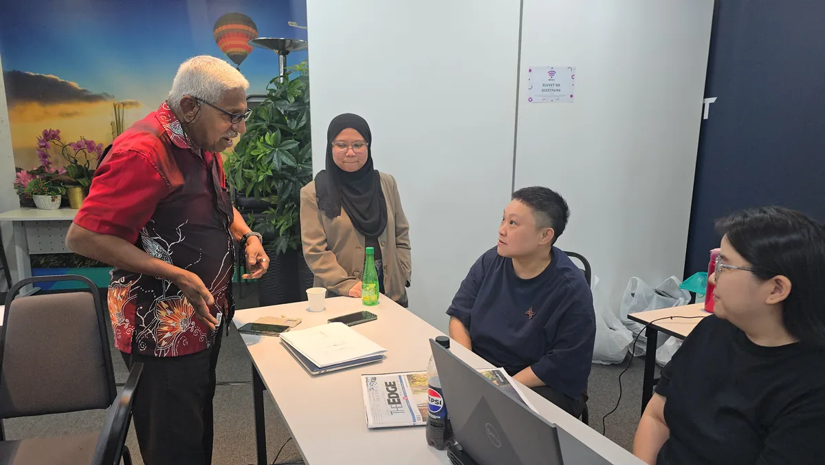 Participants in discussion during the hands-on afternoon session