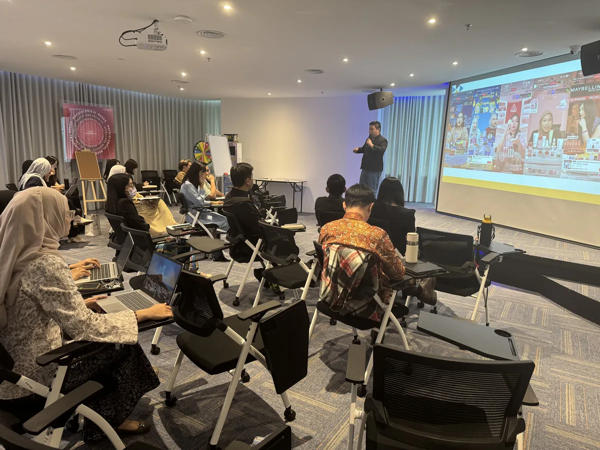 Max Ng presenting live commerce examples to the ECkare team