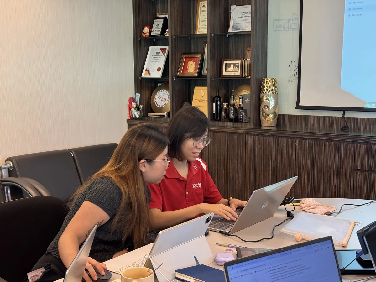 One-on-one coaching during the Havona Hotel AI video training