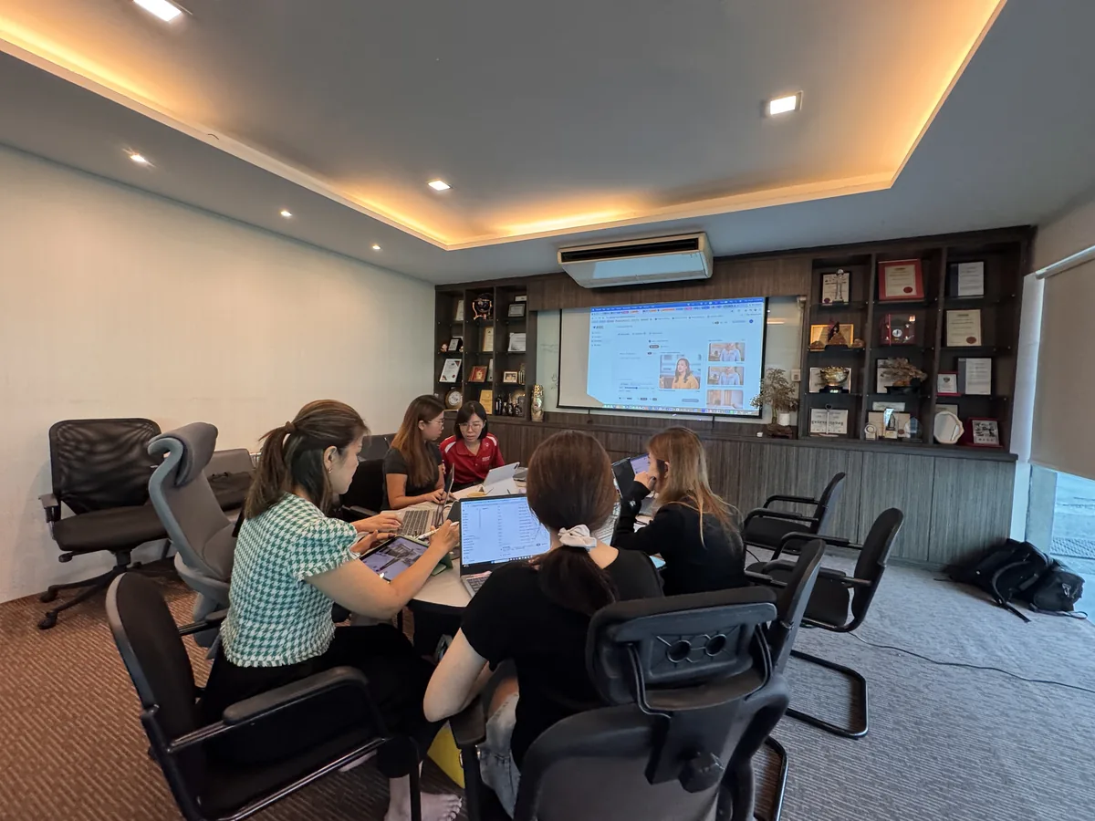 Boardroom session during the 3-day Havona Hotel AI training