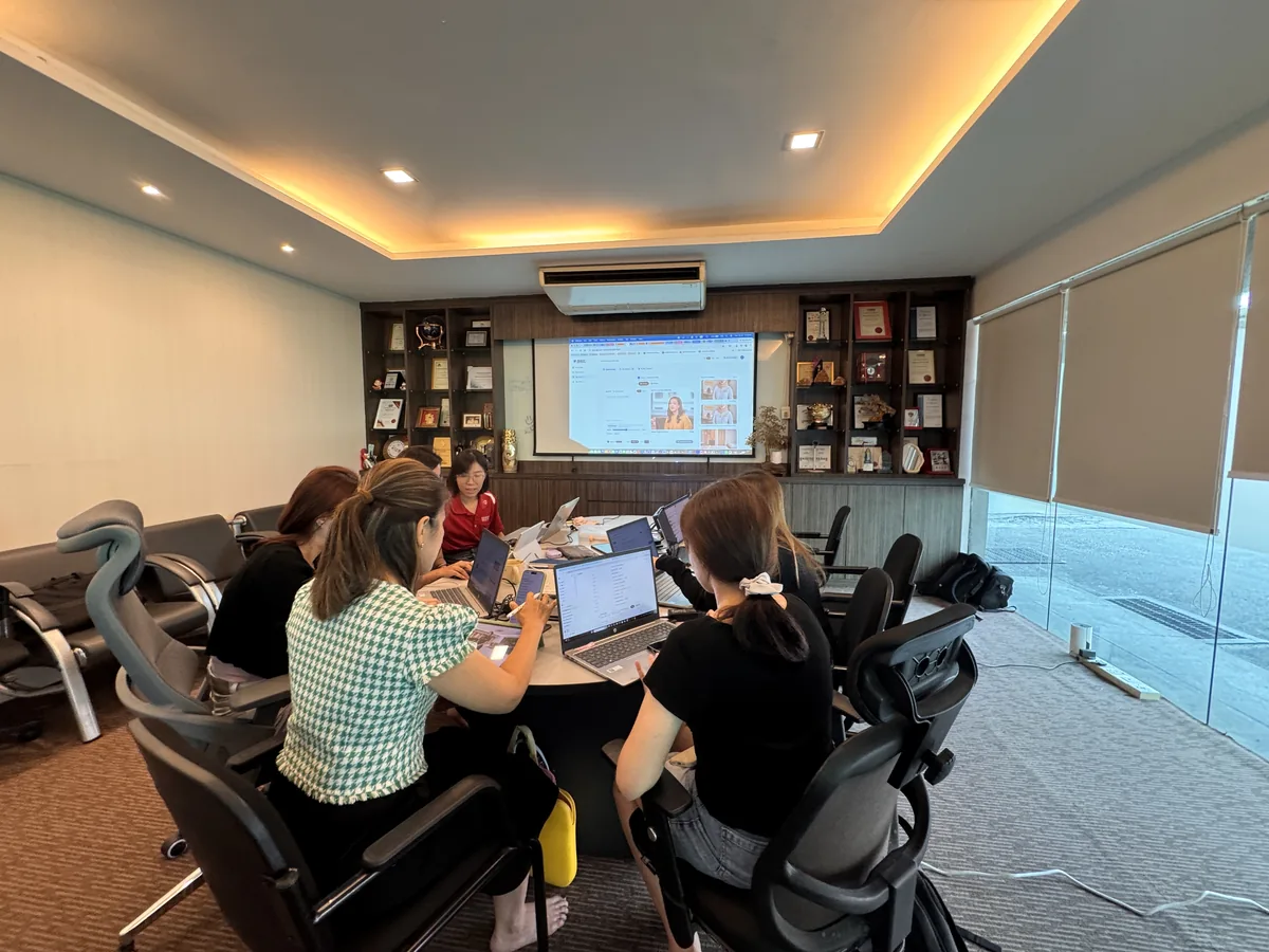 Projector walkthrough during the Havona Hotel AI Video Creation training